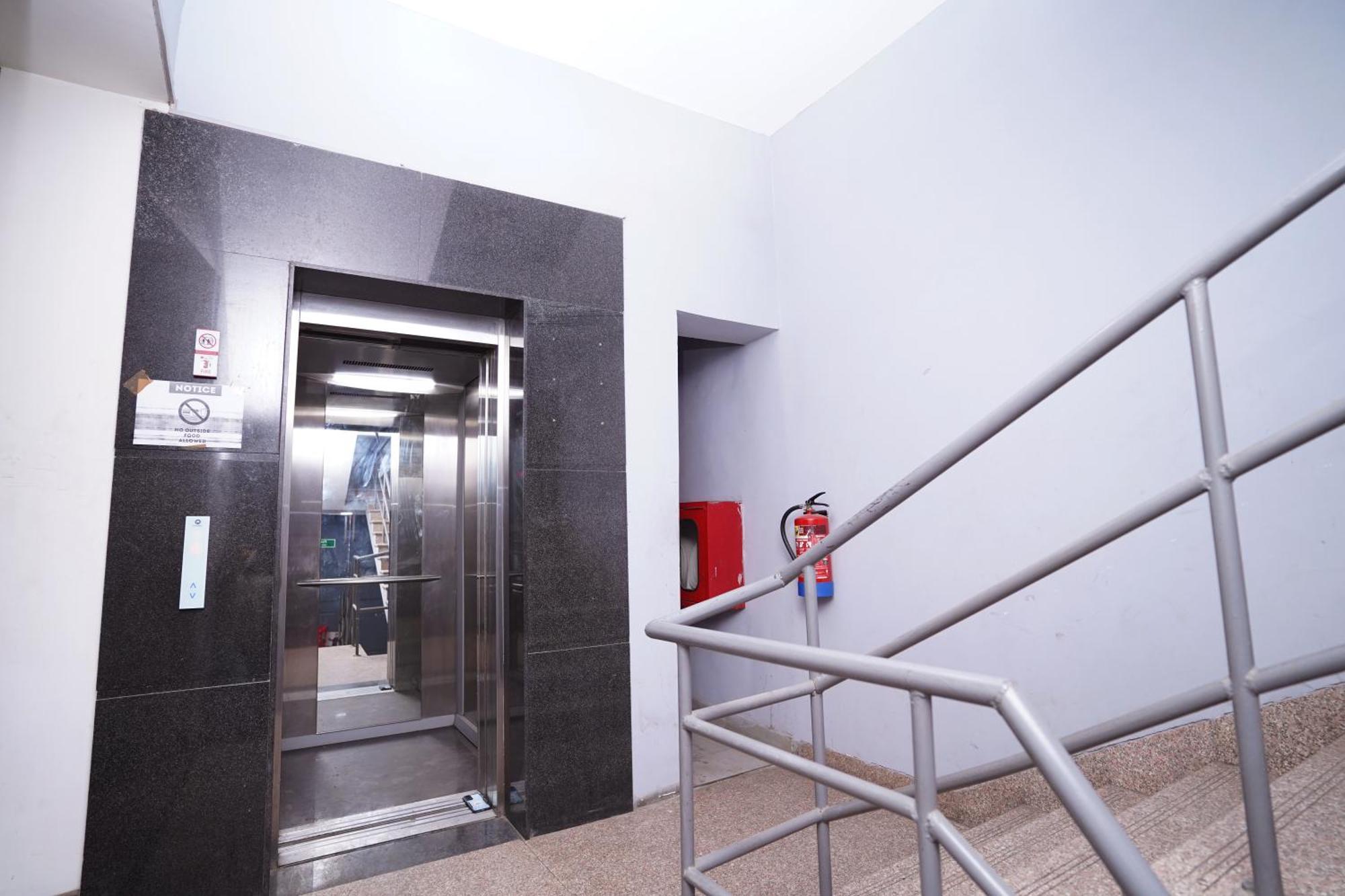 Hotel Mira Residency- Outer Ring Road, Paschim Vihar Делі Екстер'єр фото