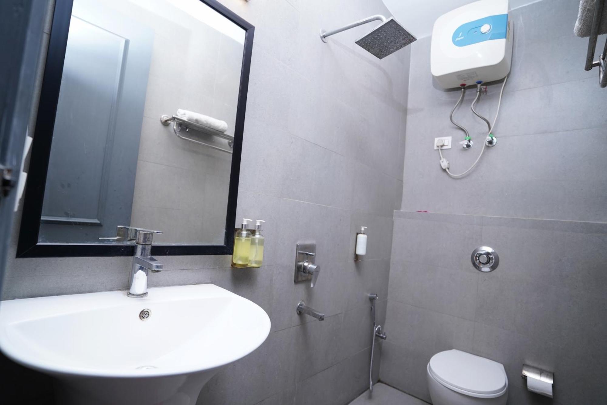Hotel Mira Residency- Outer Ring Road, Paschim Vihar Делі Екстер'єр фото